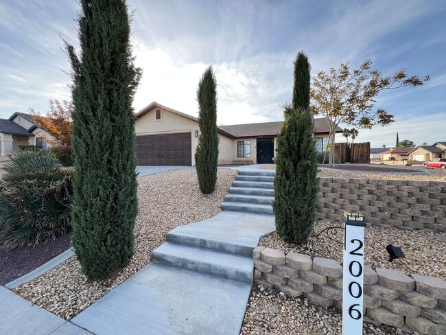 Building Photo - Beautiful 3 Bedroom 2 Bathroom House in Co...