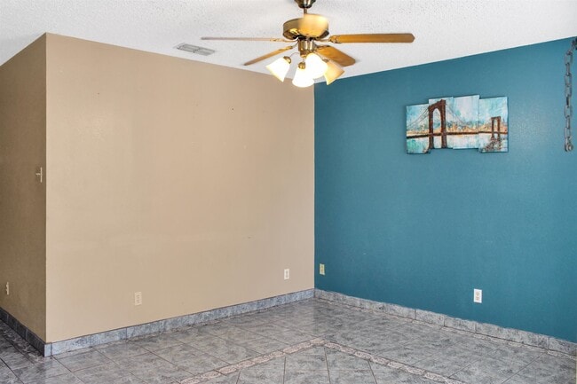 Foto del edificio - 1405 Reagan Dr