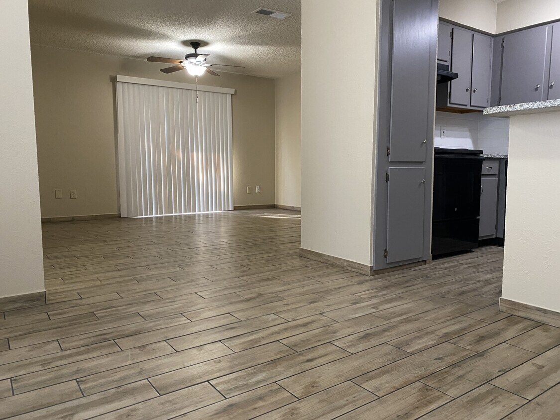 Foto principal - 310 E Denton Dr