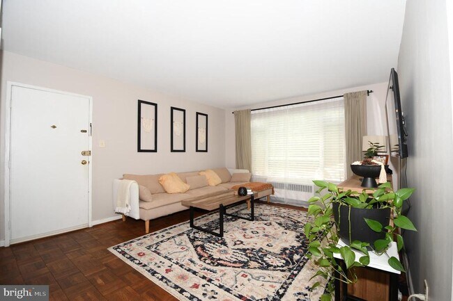 Foto del edificio - 10313 Montrose Ave