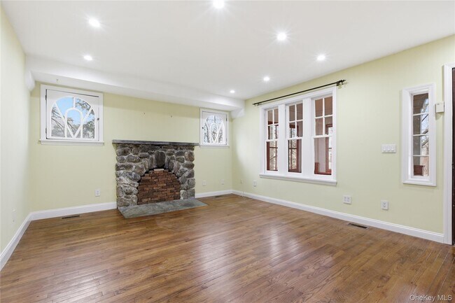 Building Photo - 62 Van Wyck St