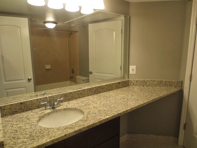 Building Photo - 2810 N Oakland Forest Dr