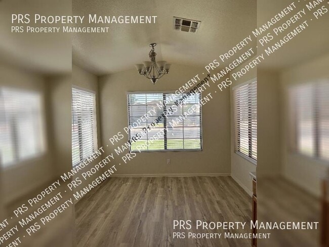 Photo - 1744 E Robin Ln House