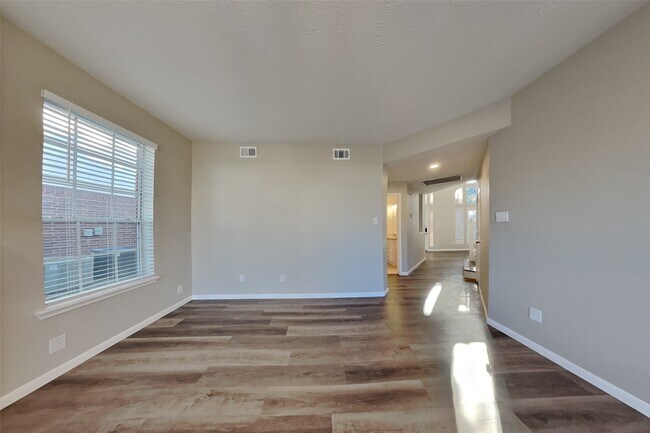 Foto del edificio - 9658 Therrell Dr