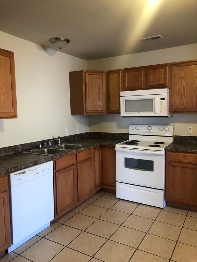 Building Photo - All Inclusive | 3 Bed | 2 Bath | Duplex