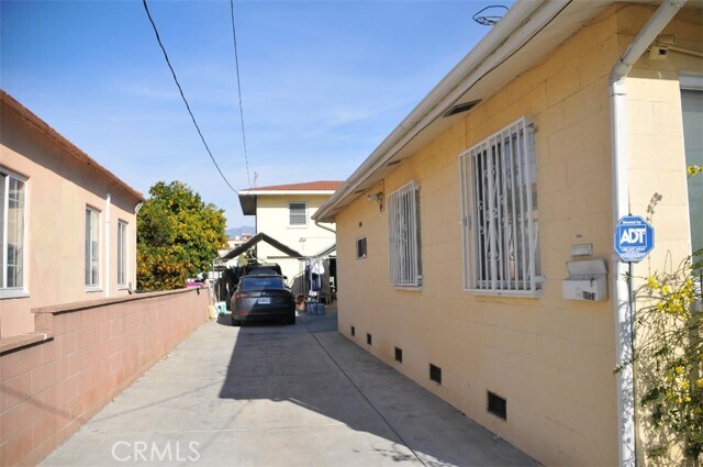 Foto principal - 8935 Newby Ave
