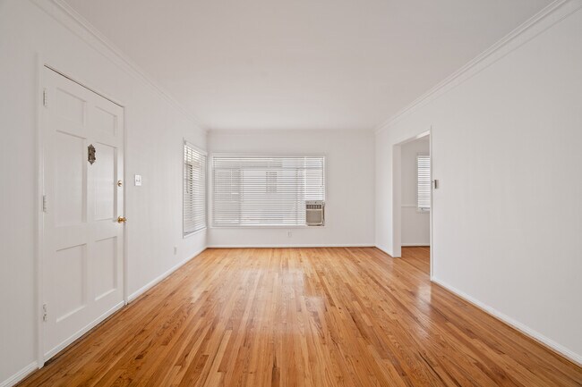 LONG LIVING ROOM - 482 S Roxbury Dr