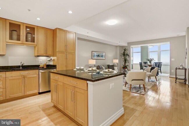 Foto del edificio - 8220 Crestwood Heights Dr