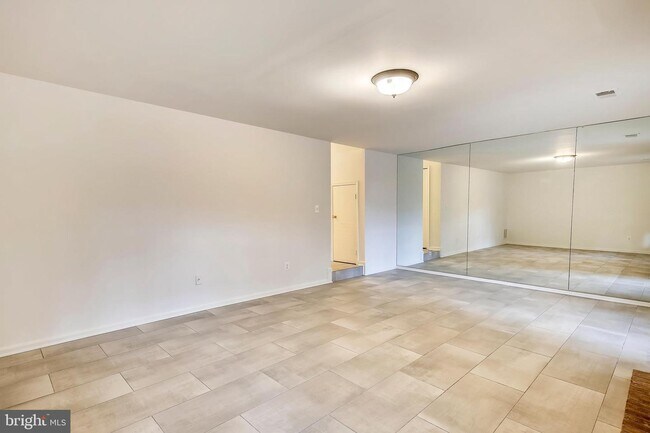Foto del edificio - 208 Gretna Green Ct