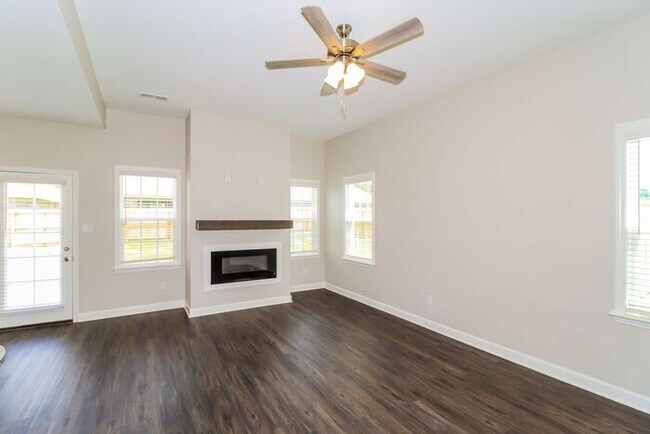 Foto del edificio - Now Leasing a 4 bedroom 2.5 bath home in M...