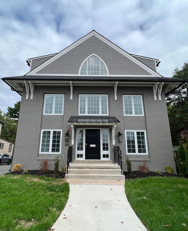 Building Photo - 215 E Linden St