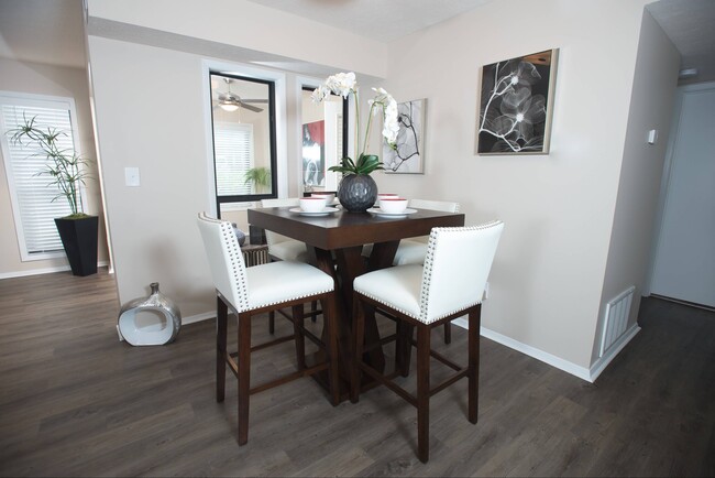 Charming Dining Room - Ridge Crossings Apartments