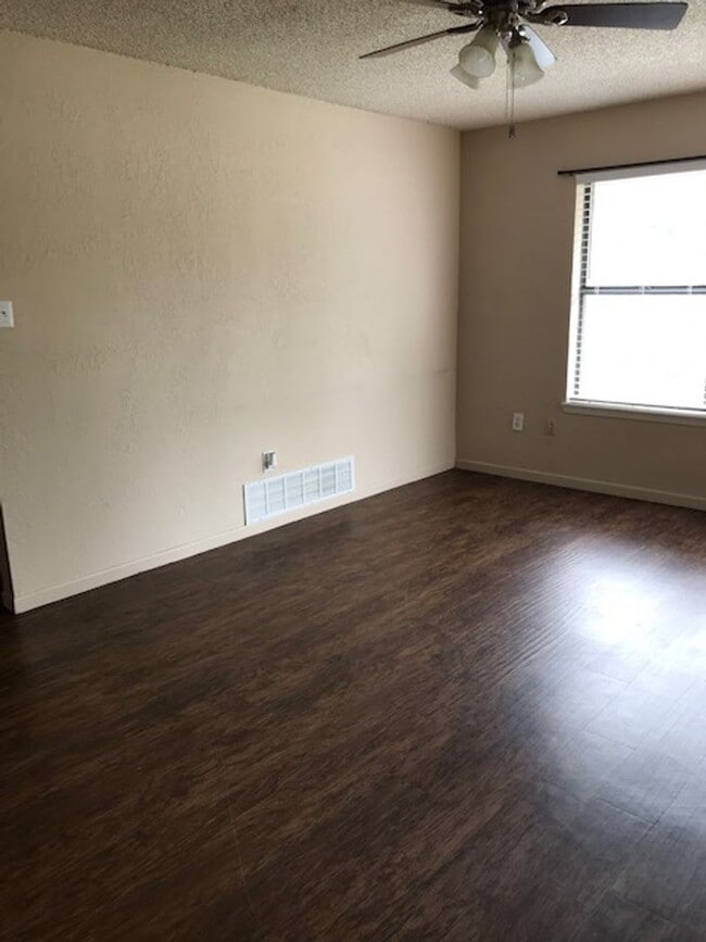 Building Photo - 711 Hawn Cir
