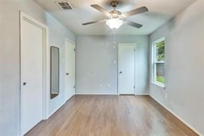 Building Photo - Charming 2 bedroom