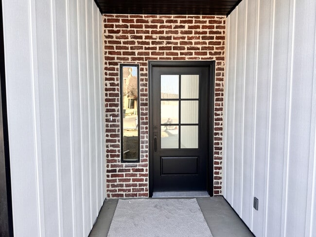 Building Photo - 2780 N Clark Pkwy