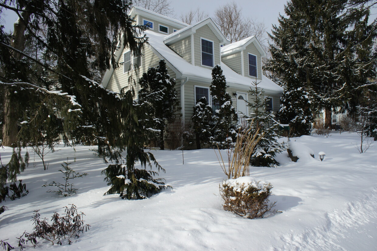 Primary Photo - 1601 Chandler Rd