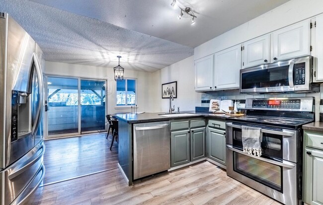 Building Photo - Charming Littleton Home with Mountain View...