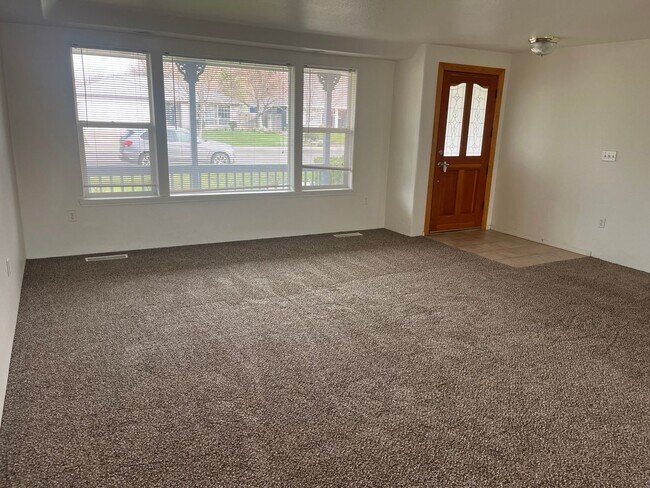 Building Photo - Nice 3 bedroom 2 bath home in North East M...