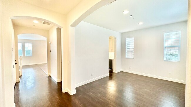 Foto del edificio - Beautifully Updated Two-Story Home in Lake...