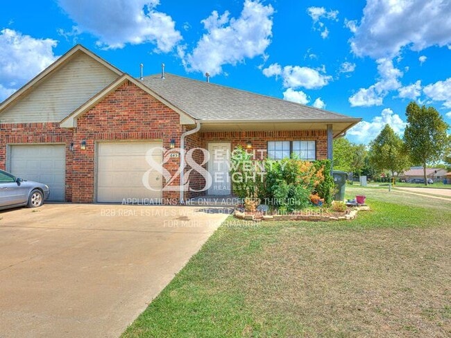 Building Photo - *AVAILABLE NOW!* CUTE 3 BED/2 BATH DUPLEX IN NORMAN!
