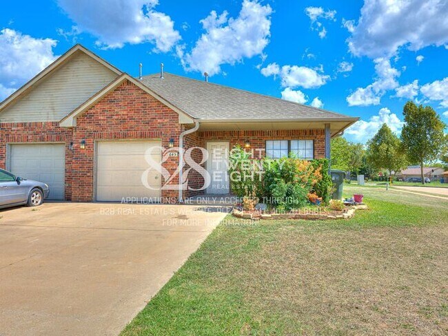 Foto del edificio - *AVAILABLE NOW!* CUTE 3 BED/2 BATH DUPLEX IN NORMAN!
