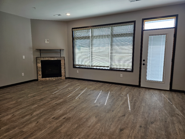 Building Photo - 705 Prairie Rose Trl