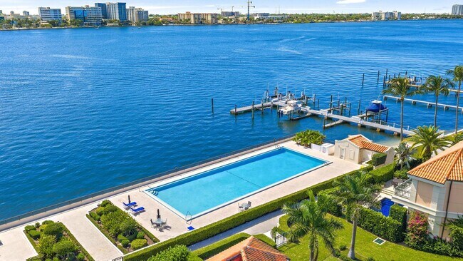 Foto del edificio - 245 Everglade Ave