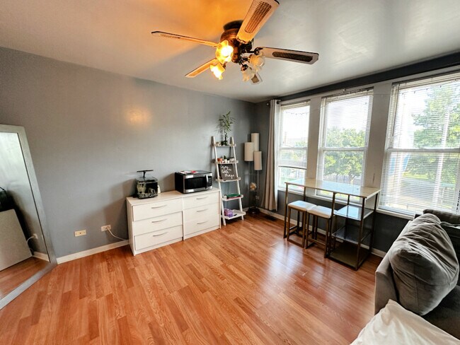 Foto del edificio - 3900 W Diversey Ave