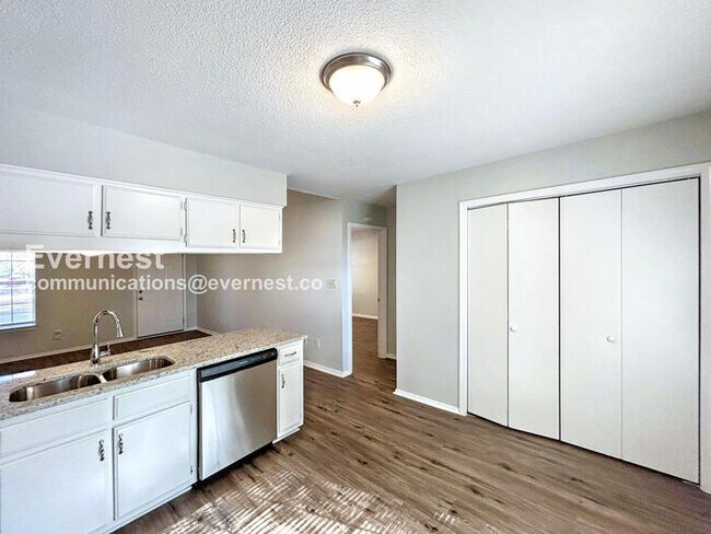 Foto del edificio - 5949 Shannon Dr