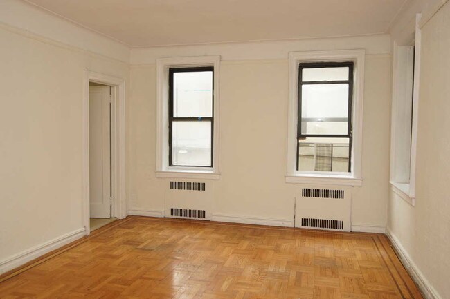 Building Photo - 960 E 12th St