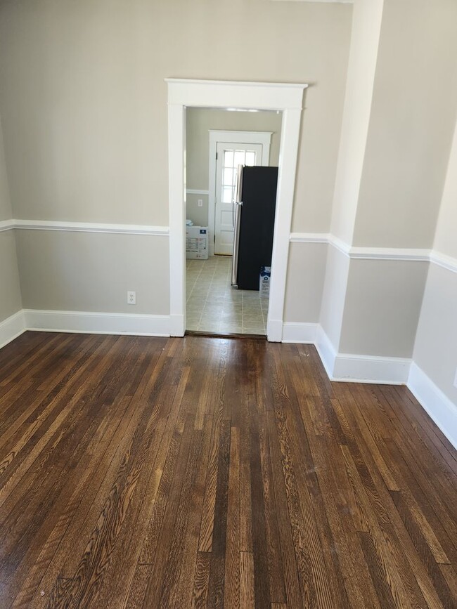 Building Photo - Renovated 2 bed 1 bath duplex Unit-Richmon...
