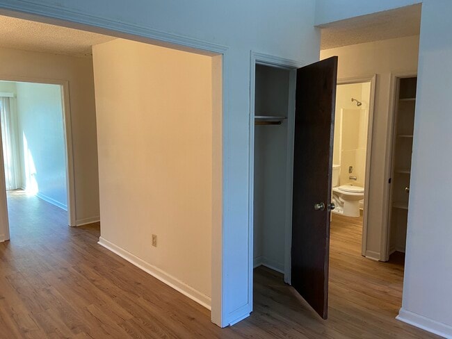 Building Photo - 5010 Hawthorne Ct