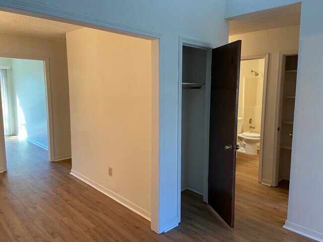 Foto del edificio - 5010 Hawthorne Ct