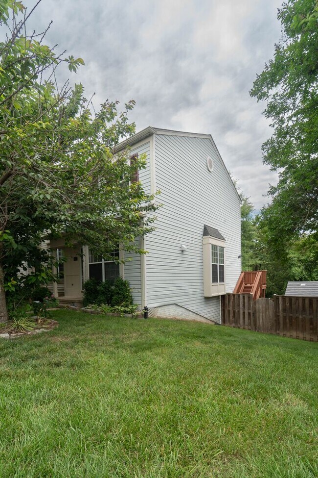 Foto del edificio - Updated 3-Level End Unit Townhouse in Caro...
