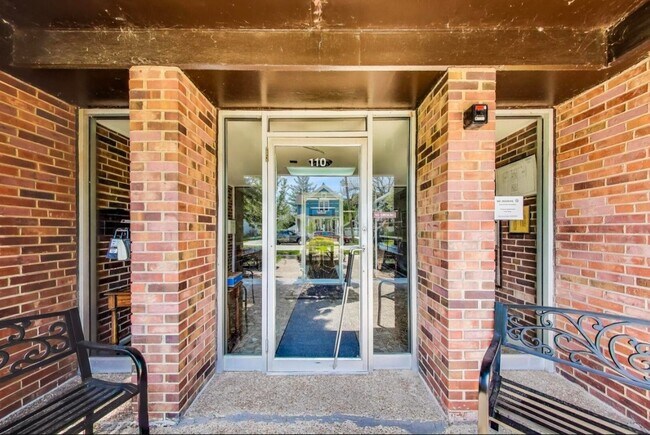 Puerta principal del edificio - 110 S Dunton Ave