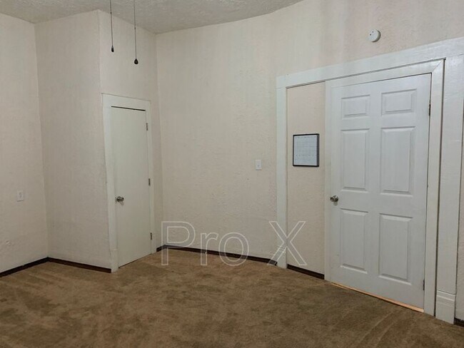 Building Photo - 405 W 2nd St