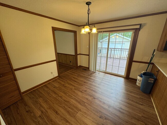 Foto del edificio - Spacious Rooms, Deck and Detached Garage /...
