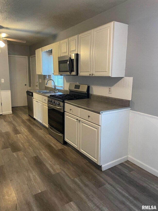 Building Photo - 320 N Wesley St