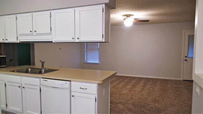 Building Photo - Gorgeous 3 bedroom 2 bath available!