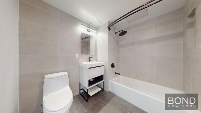 Foto del edificio - 350 W 45th St
