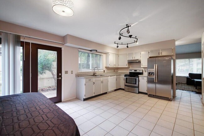 Building Photo - 9507 Blue Creek Ln