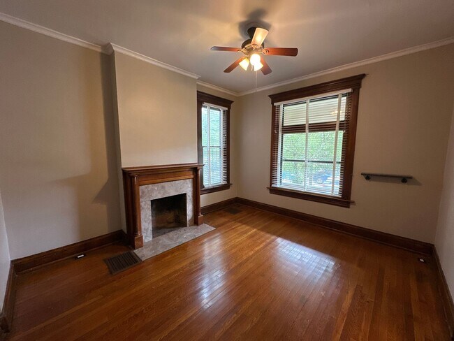 Foto del edificio - 329 W 8th Ave