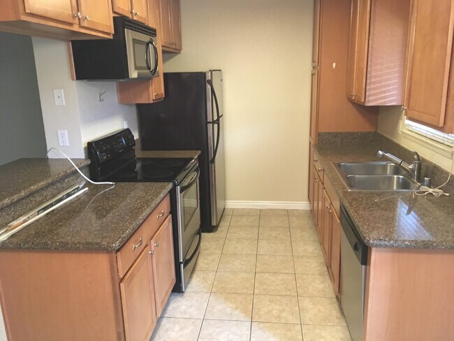 Foto del edificio - Upstairs  2Bed/2 Bath Condo + 2 Car Garage