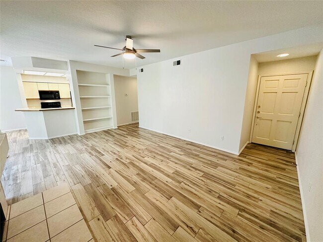 Foto del edificio - 4711 Spicewood Springs Rd