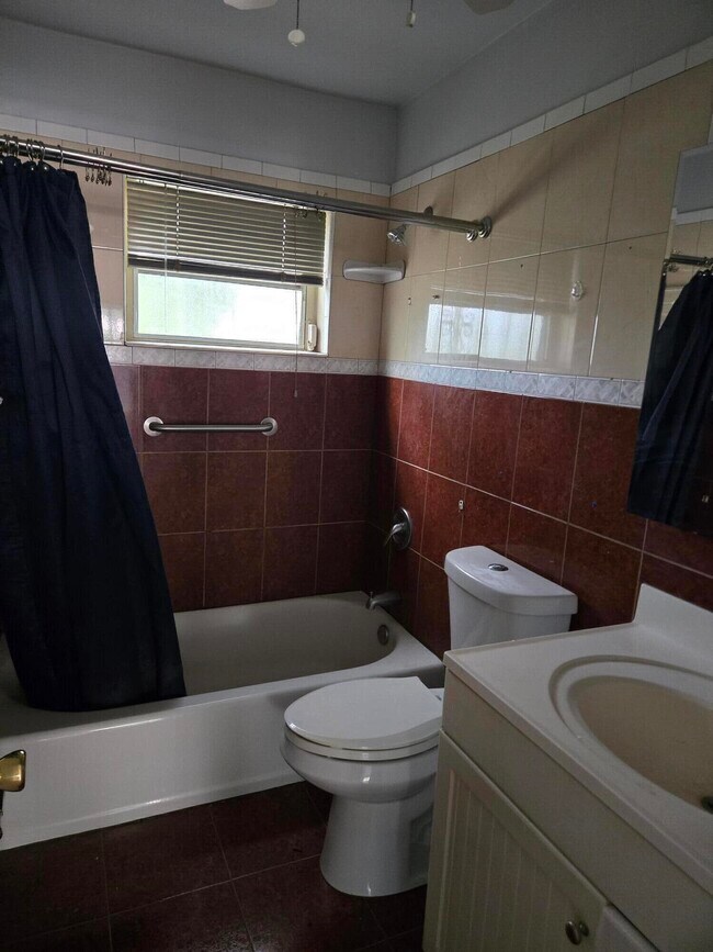 Foto del edificio - 301 NW 16th Ct