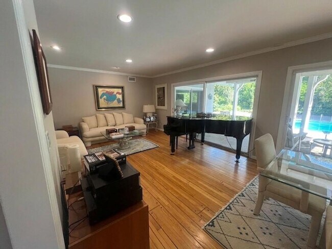 Foto del edificio - Beautiful One Level, 3 Bedroom, 3 Bathroom Tarzana Pool Home for Lease!