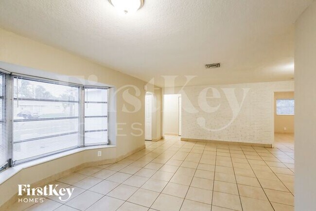 Building Photo - 3911 NW 34th Way