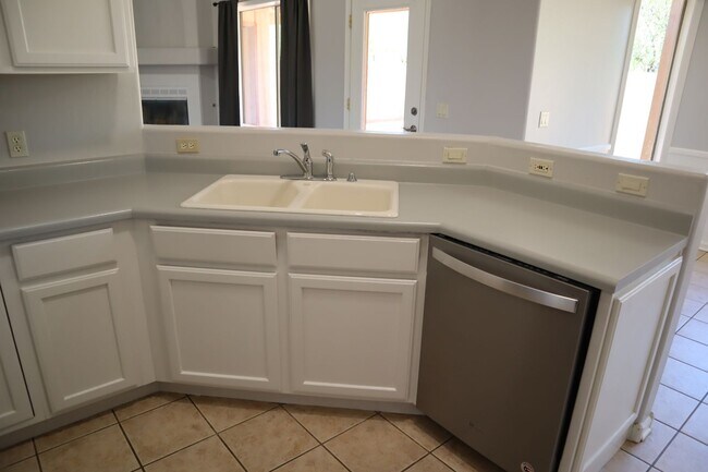 Foto del edificio - Livable, Lovable, & Available!