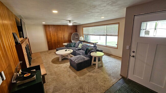 Foto del edificio - 3230 NW Norwood Dr