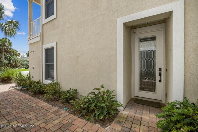 Building Photo - 137 3rd St S